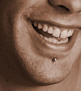 Piercing au labret homme